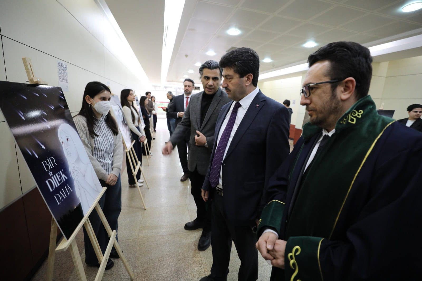 SUBÜ Bilişim Teknolojileri MYO Öğrencilerinden Barış Odaklı Sanat Sergisi Açıldı