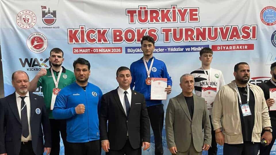 Büyükşehir Belediyesi Sporcuları Kick Boks ve Yüzmede Dereceler Kazandı
