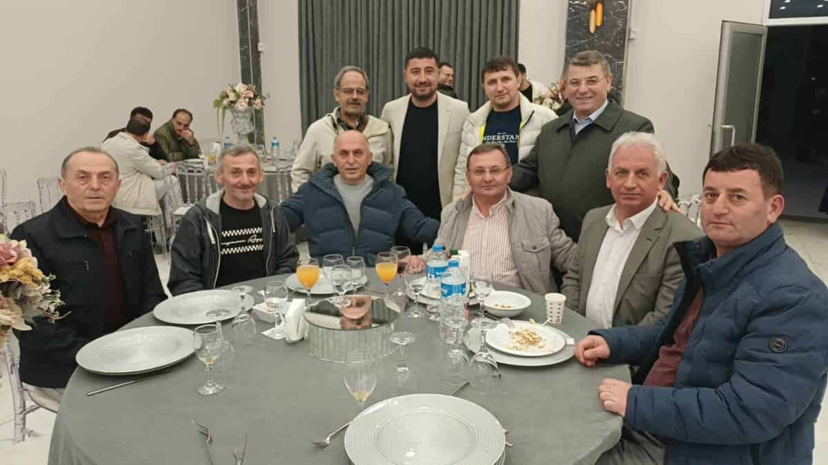 Sakarya'nın tanınmış ailelerinin kına gecesinde protokol ve davetliler bir araya geldi