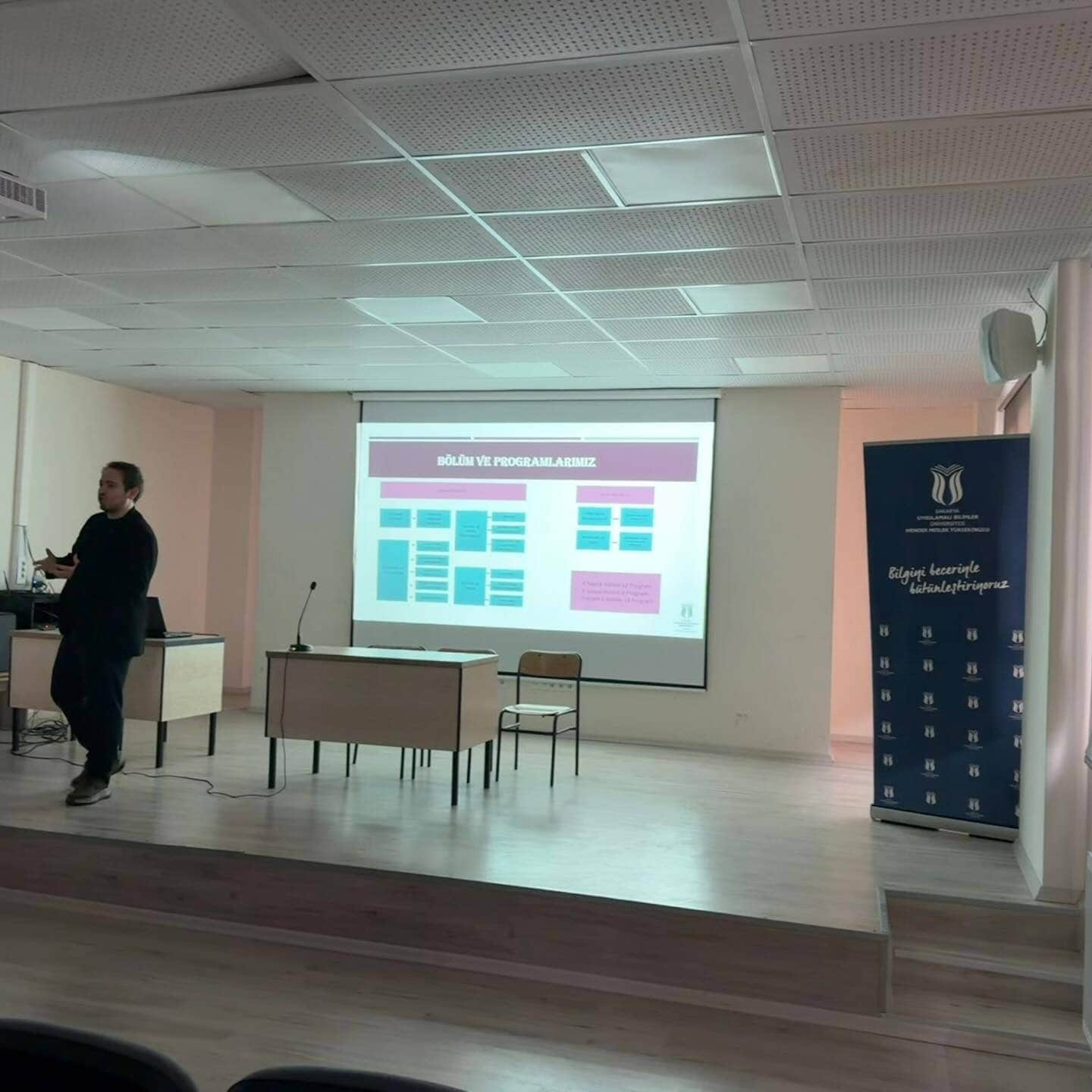 Hendek Anadolu Lisesi’nde Öğrencilere Yükseköğretim ve Meslek Seçimi Üzerine Bilgilendirme Etkinliği Düzenlendi