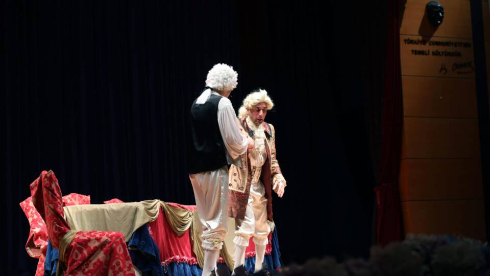 Kibarlık Budalası Tiyatro Oyunu Sakarya Üniversitesi'nde Büyük İlgiyle Sahnelenerek Beğeni Kazandı