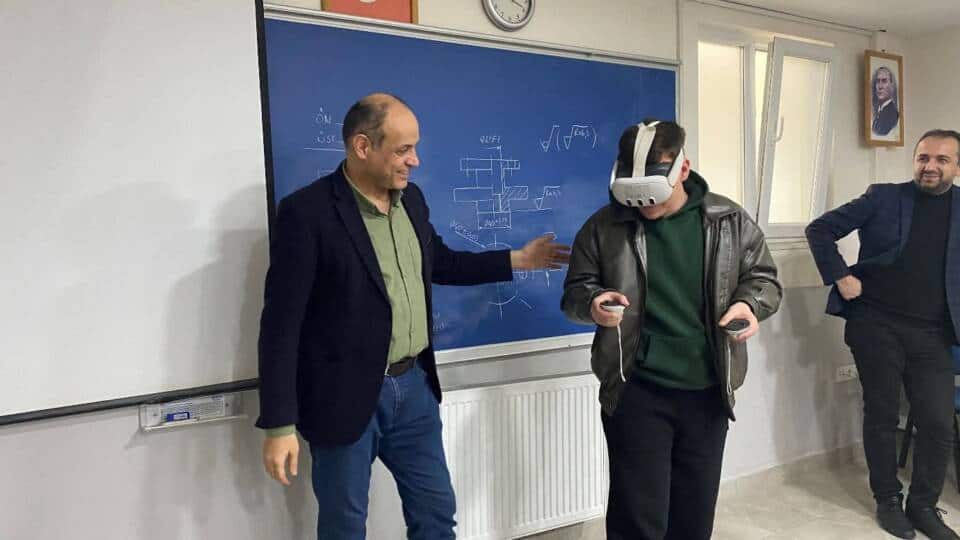 Sakarya MYO’da Sanal Gerçeklikli Teknik Eğitim Deneyimi Öğrencilere Uygulamalı Olarak Sunuldu