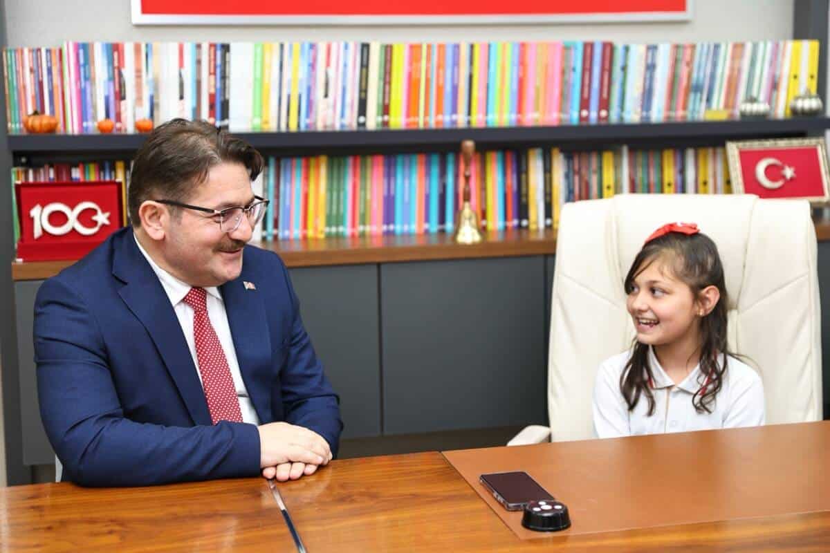 Adapazarı Osmanbey İlkokulu Öğrencileri 23 Nisan’da Temsili Müdürlük Görevini Deneyimledi