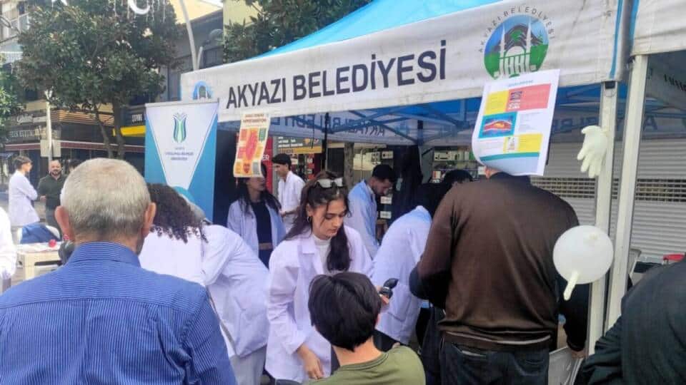 Akyazı Kuyumcular Caddesi'nde Sağlık Sokağı Etkinliği ile Vatandaşlara Bilgilendirme ve Taramalar Yapıldı