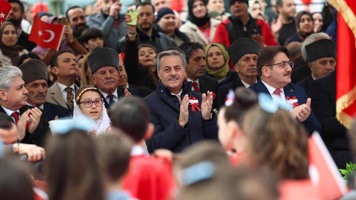 Başkan Yusuf Alemdar, Arifiye'deki 23 Nisan Kutlamalarında Öğrencilerle Bir Araya Geldi