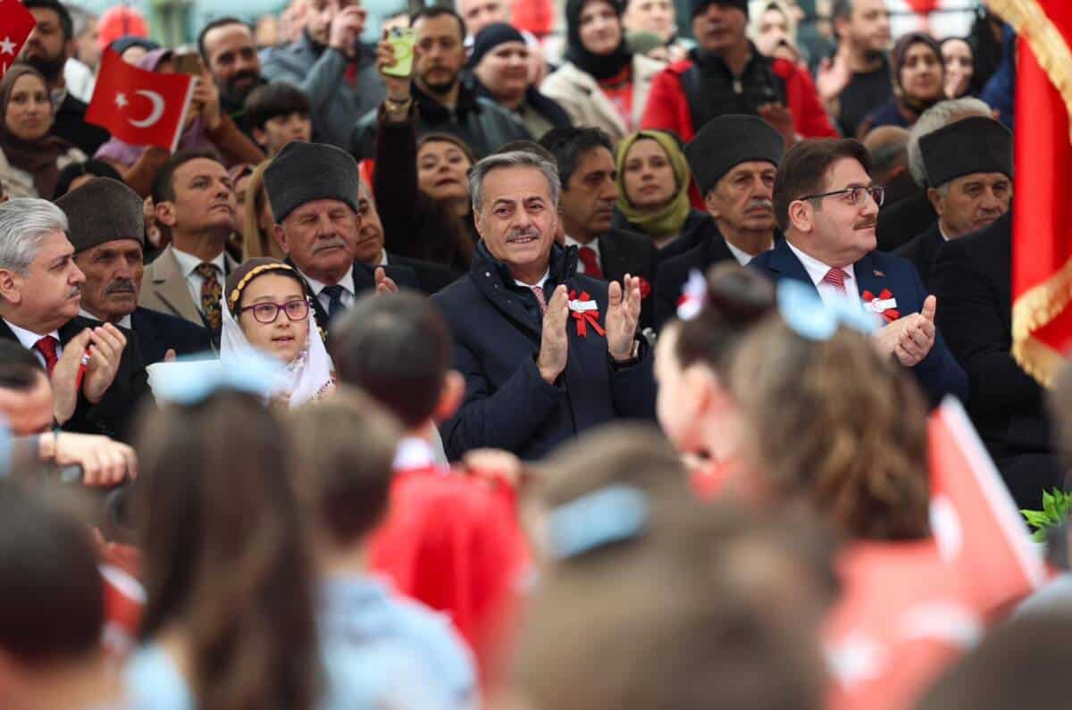 Başkan Yusuf Alemdar, Arifiye'deki 23 Nisan Kutlamalarında Öğrencilerle Bir Araya Geldi