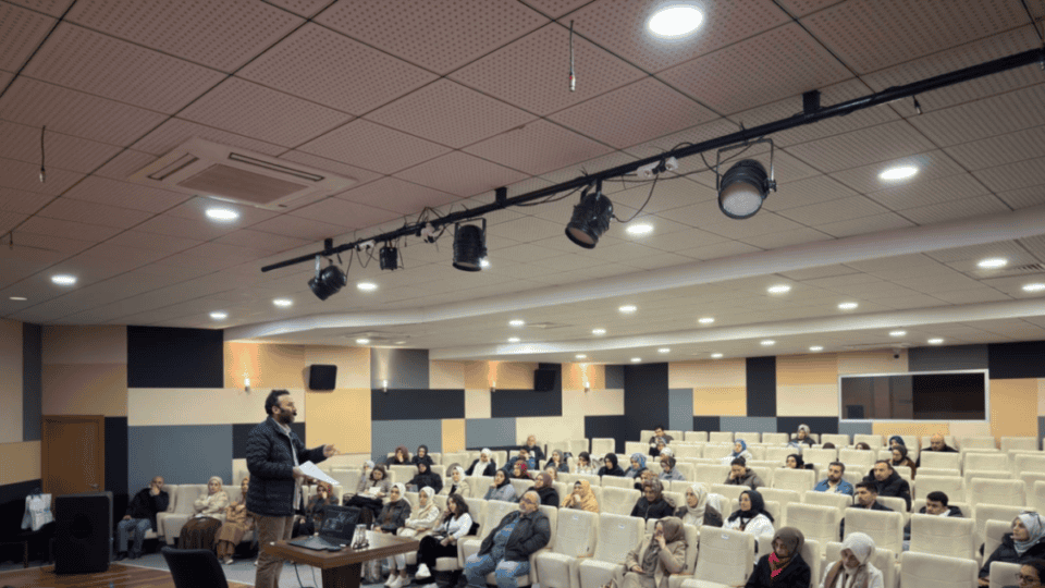 Sakarya Büyükşehir Akademi’de İlk Hafta Eğitimleri İbnü’l-Arabi ve Modern Şiirle Başladı