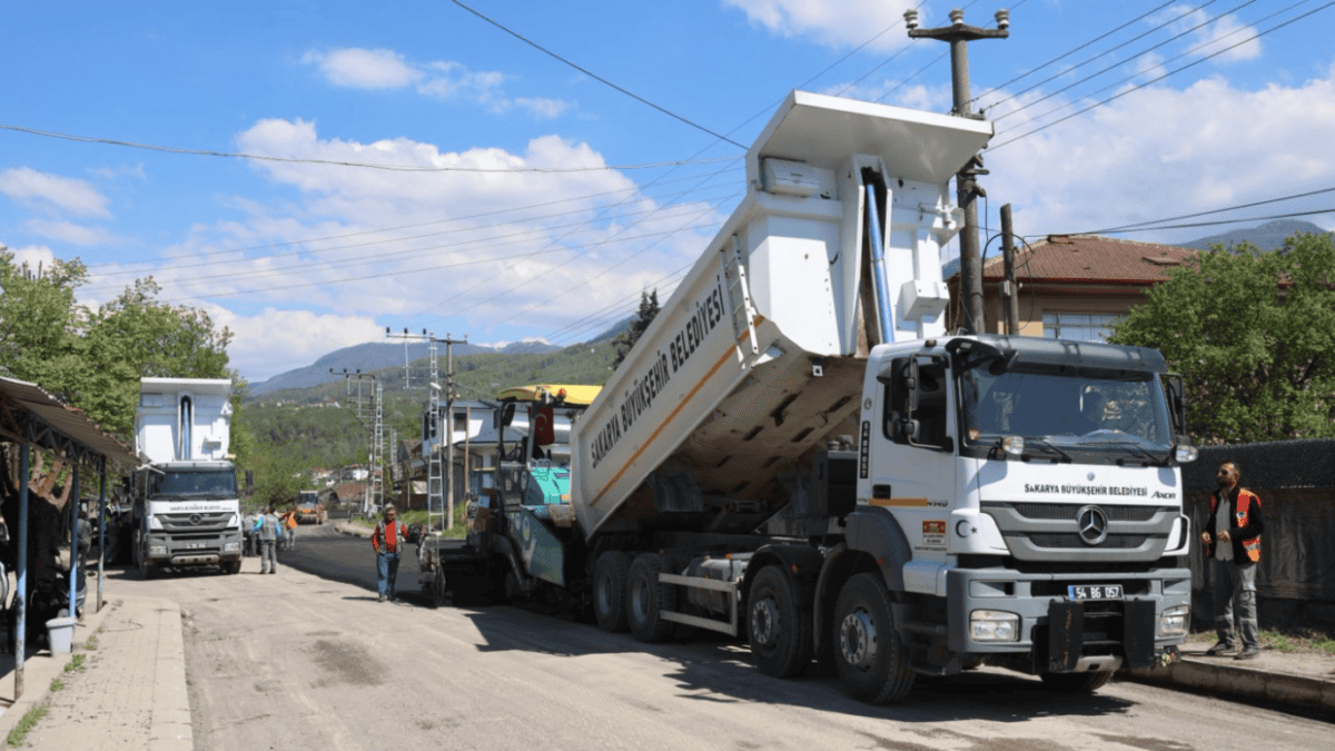 Akyazı'da 3 Mahalleyi Kapsayan 8 Kilometrelik Yol Asfaltlanıyor