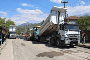 Akyazı'da 3 Mahalleyi Kapsayan 8 Kilometrelik Yol Asfaltlanıyor