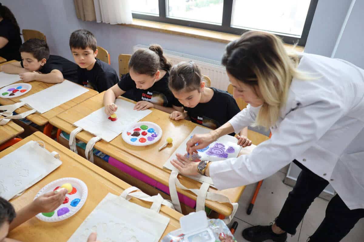 Sakarya’da 23 Nisan’da Çocuklara SAMEK Eğitmenleriyle Sanat Atölyesi Düzenlendi