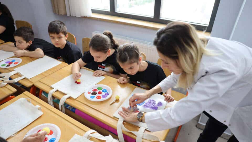 Sakarya’da 23 Nisan’da Çocuklara SAMEK Eğitmenleriyle Sanat Atölyesi Düzenlendi