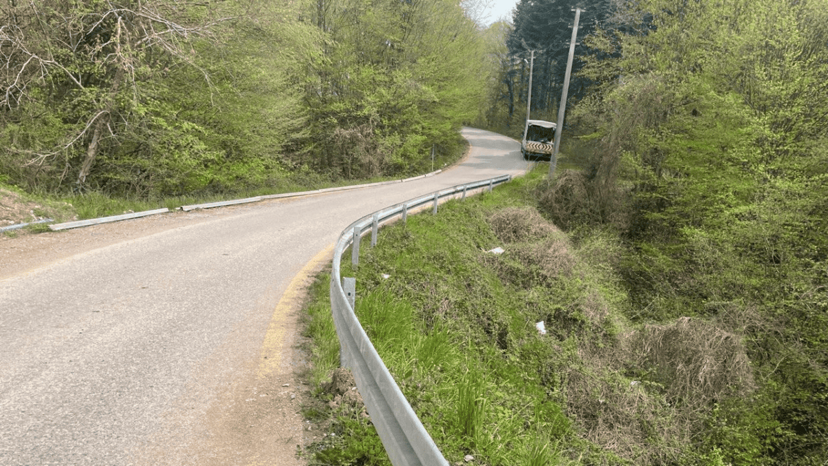 Hendek Hicriye Mahallesi’nde Yol Kenarına Çelik Oto Korkuluklar Yerleştirildi