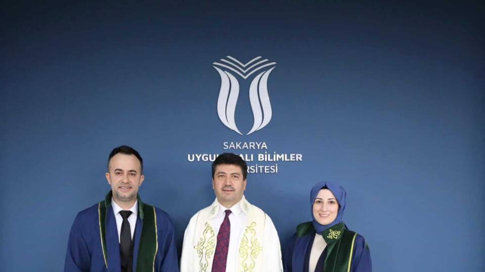 Akyazı SHMYO’da Dr. Halil Demir ve Dr. Yeliz Karadeniz’e Akademik Unvan Sertifikaları Verildi