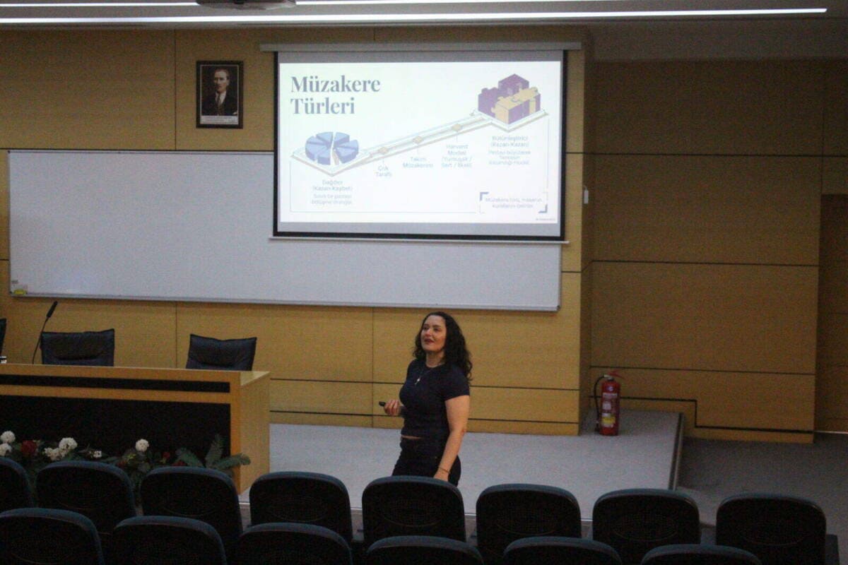 Sakarya Üniversitesi’nde Müzakere ve Karar Alma Becerileri Kariyer Etkinliğinde Masaya Yatırıldı