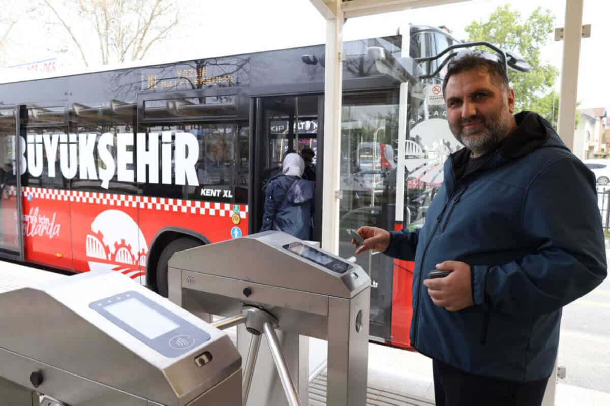 Sakarya’da Metrobüslerin Ücretli Sisteme Geçişinin İlk Gününde 10 Bin Yolcu Taşındı