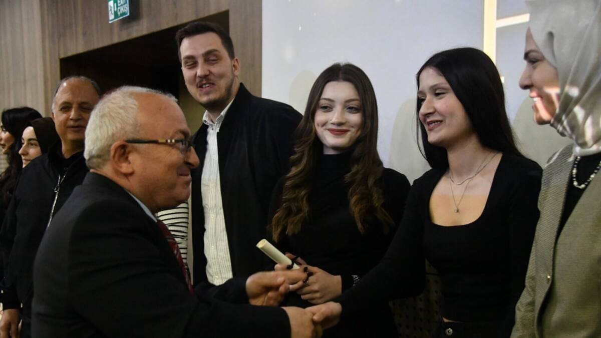 Sakarya Üniversitesi Siyasal Bilgiler Fakültesi'nde Akademik Başarı Gösteren Öğrencilere Belgeleri Sunuldu