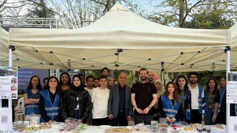 Sakarya Üniversitesi’nde İhtiyaç Sahibi Aile İçin Dayanışma Kermesi Düzenlendi