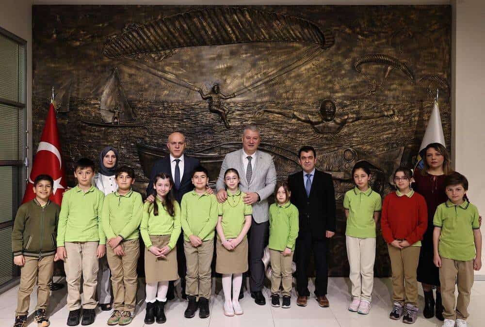 Serdivan’da 23 Nisan Kutlaması: Belediye Başkanlığı Koltuğu Çocuklara Devredildi