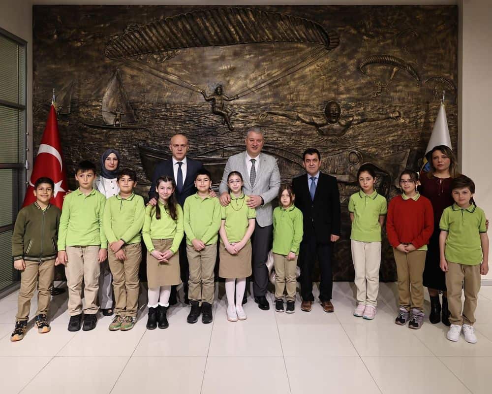 Serdivan’da 23 Nisan Kutlaması: Belediye Başkanlığı Koltuğu Çocuklara Devredildi