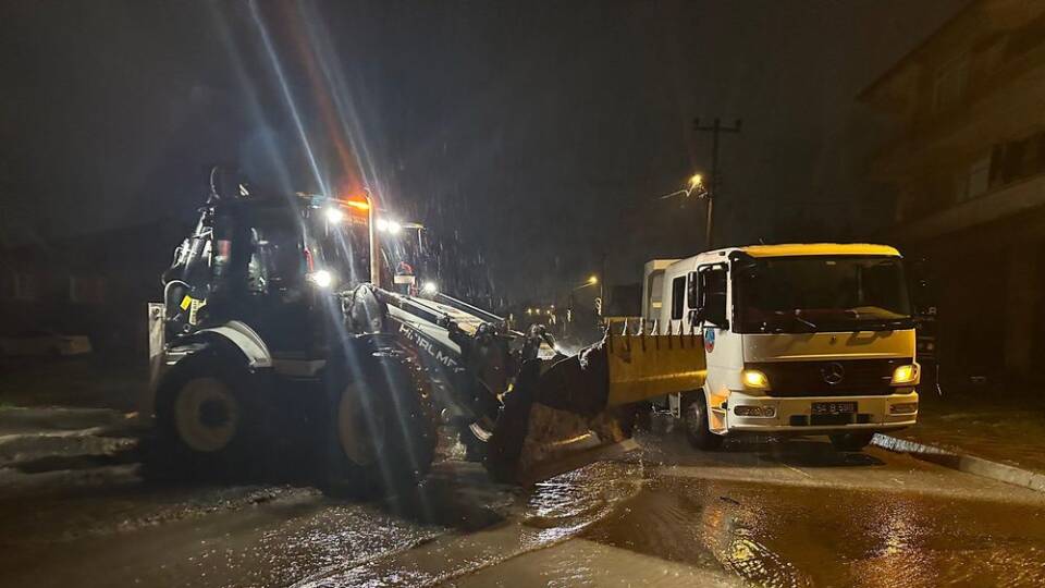 Serdivan Belediyesi Ekipleri, Kuruçeşme’deki Su Baskınına Koordineli Müdahale Gerçekleştirdi