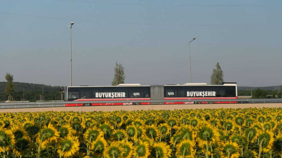 Sakarya’da Metrobüslerde Gece Seferleri Başladı: Vatandaşlara Ek Ulaşım Kolaylığı