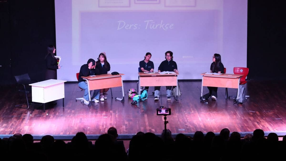 Adapazarı’nda 9. Liseler Arası Tiyatro Festivali’nin Gösterimleri Tamamlandı, Ödüller 7 Mayıs’ta Sahiplerini Bulacak