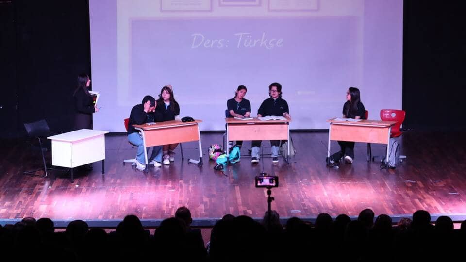 Adapazarı’nda 9. Liseler Arası Tiyatro Festivali’nin Gösterimleri Tamamlandı, Ödüller 7 Mayıs’ta Sahiplerini Bulacak